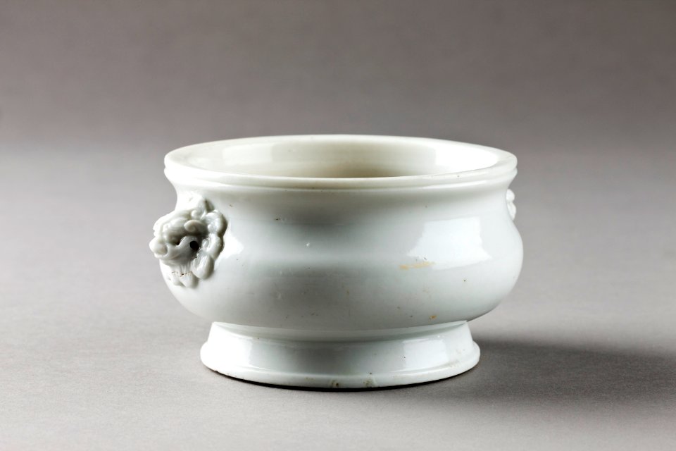 Kinesiskt rökelsekärl i porslin från 1600-talet - Hallwylska museet - 95530