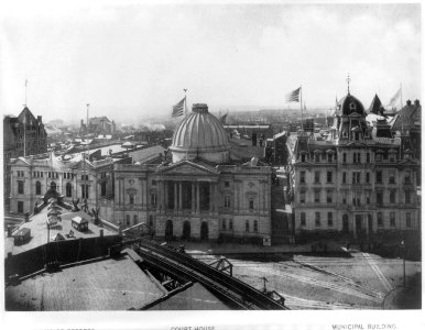 Kings County) Court House, (Brooklyn, N.Y.; entrance front, flanked by Municipal Building (right) and Hall of Records LCCN2003669817