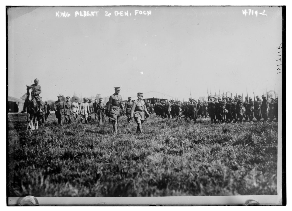 King Albert & Gen. Foch LCCN2014707761