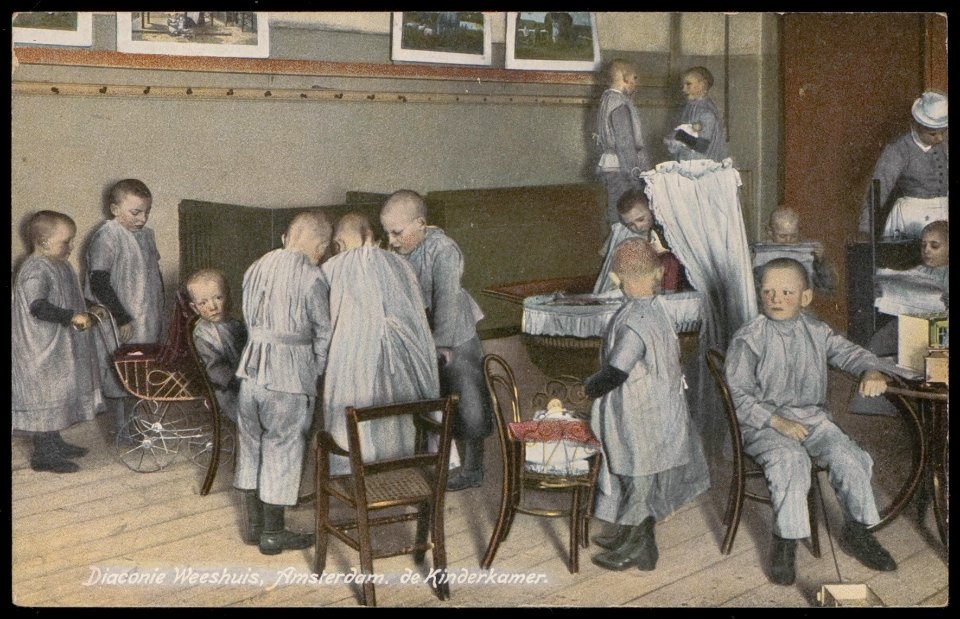 Kinderkamer van het Diaconie Weeshuis, Tesselschadestraat. Uitgave J. Vlieger, Amsterdam, Afb PBKD00177000008