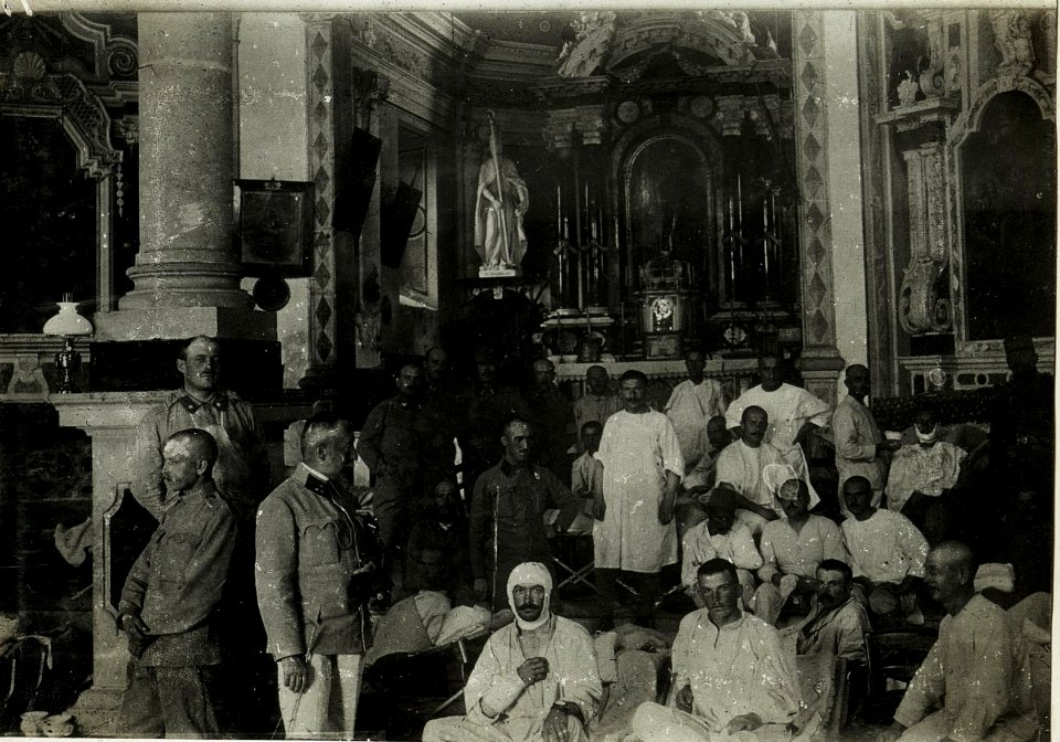 Kirche in Sutta als Feldspital, 14.11.1915. (BildID 15593961)