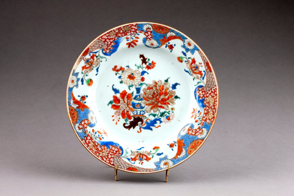 Kinesisk blommig porslins tallrik från 1735-1795 - Hallwylska museet - 95832