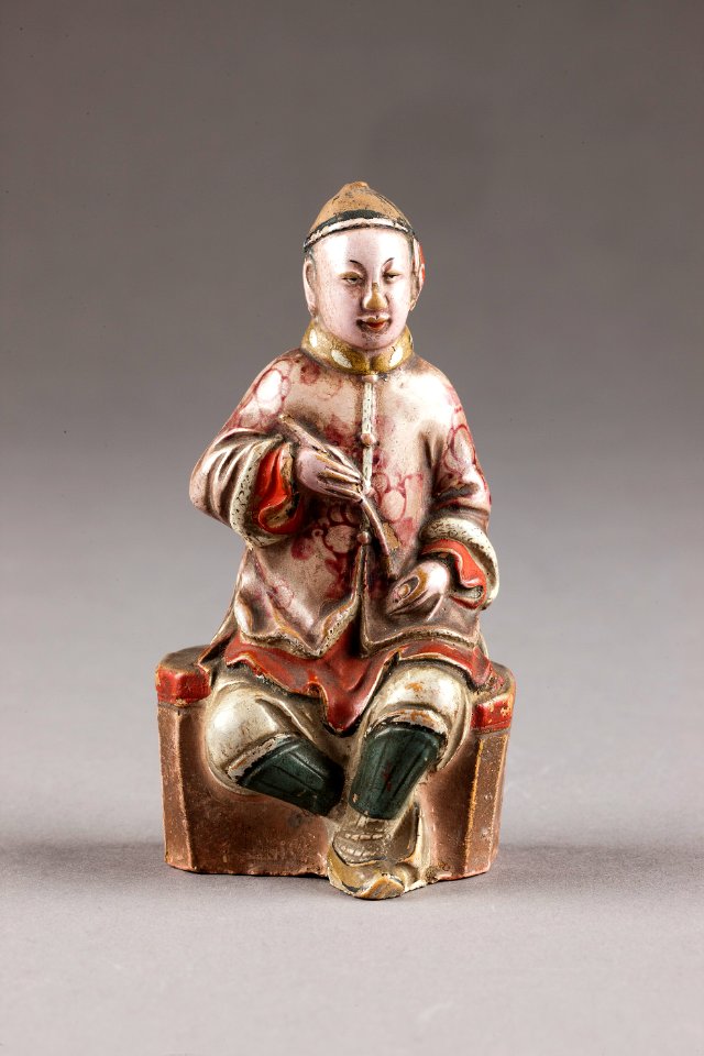 Kinesisk figur med konisk mössa av Pekingmodell - Hallwylska museet - 95989