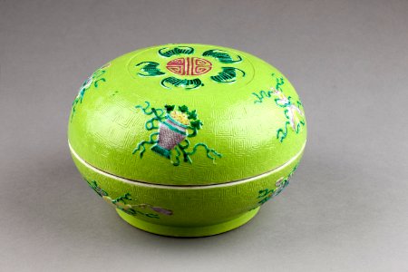 Kinesisk grön skål i porslin - Hallwylska museet - 95838