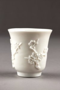 Kinesisk klockformig kopp med dekor av prunuskvistar, gjord i porslin på 1600-talet - Hallwylska museet - 95570 photo