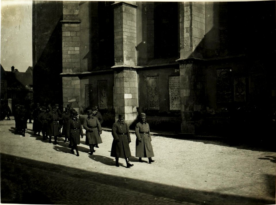 Kirchengang anlässlich des Namensfstes Ihrer Majestät in Anwesenheit Ihrer kaisrl.königl.Hoheiten des Herrn G.d.I. Erzh.Peter Ferdinand und Oberst Erzh.Heinrich sowie des Armeekommandanten, Exellz.G.O (BildID 15500001)