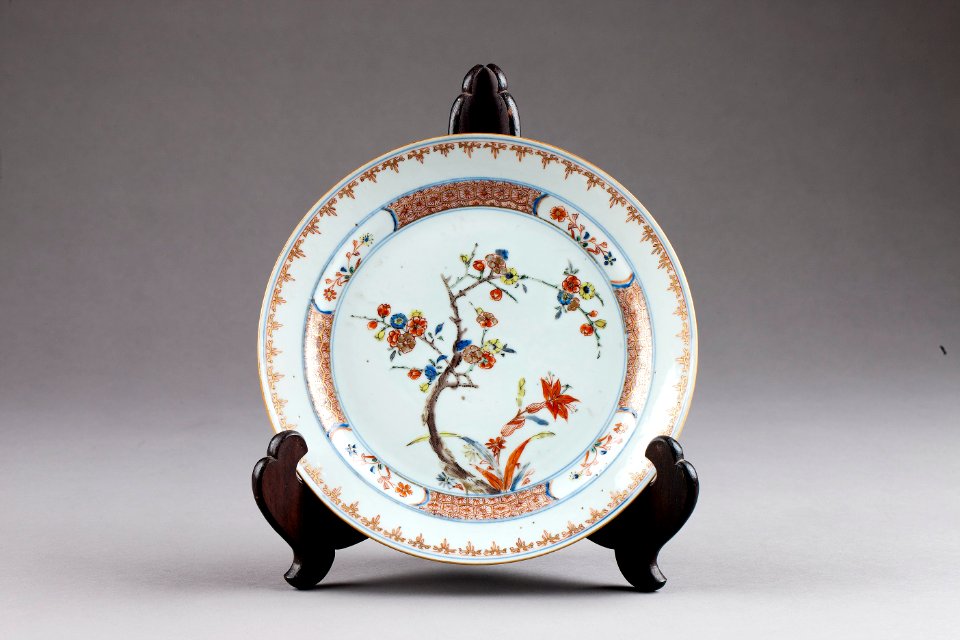 Kinesisk porslins tallrik gjord 1662-1722 Kangxi, Qing-dynastin - Hallwylska museet - 95707