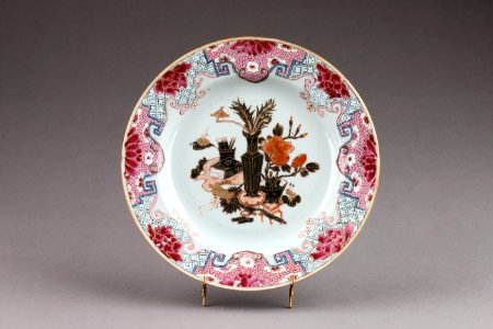 Kinesisk porslins tallrik med lambrequinbård - Hallwylska museet - 95828