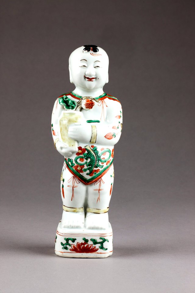 Kinesisk porslinsfigur hållande kruka med lotusknopp, från 1662-1722 - Hallwylska museet - 95958