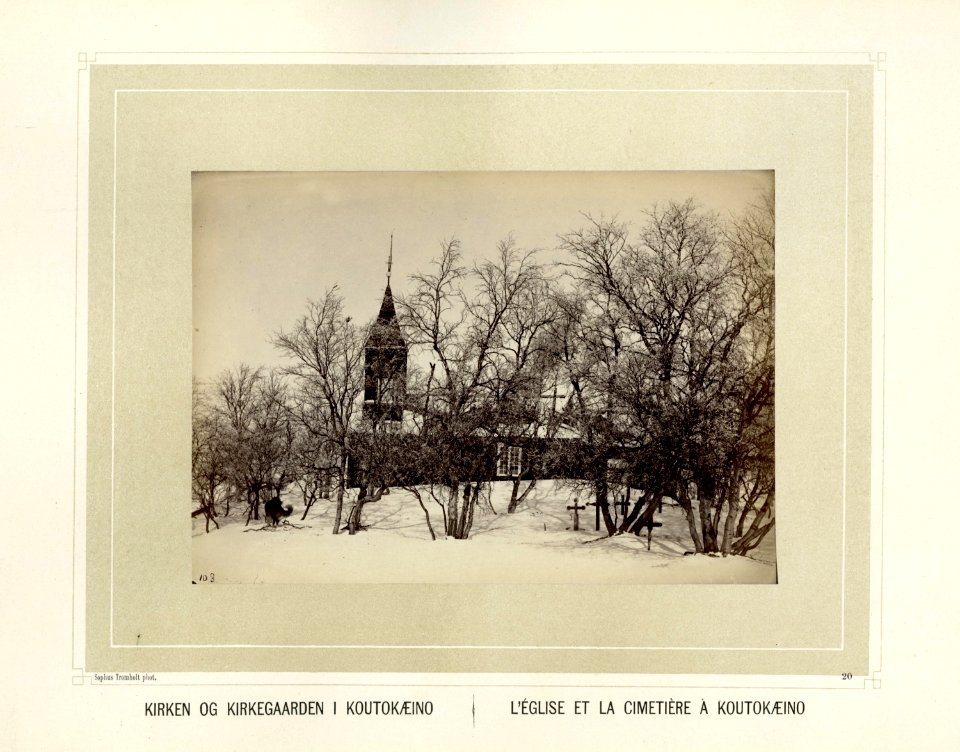 Kirken i Kautokeino med kirkegården rundt - Norsk folkemuseum - NF.15006-021