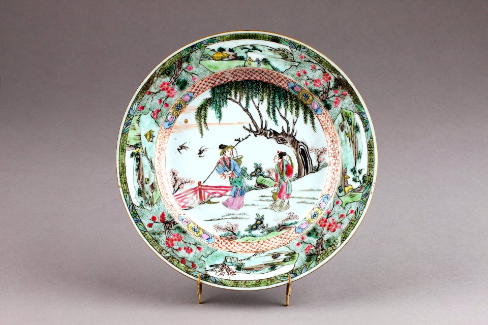 Kinesisk tallrik i porslin gjord under Qianlong 1735-1795 - Hallwylska museet - 95745