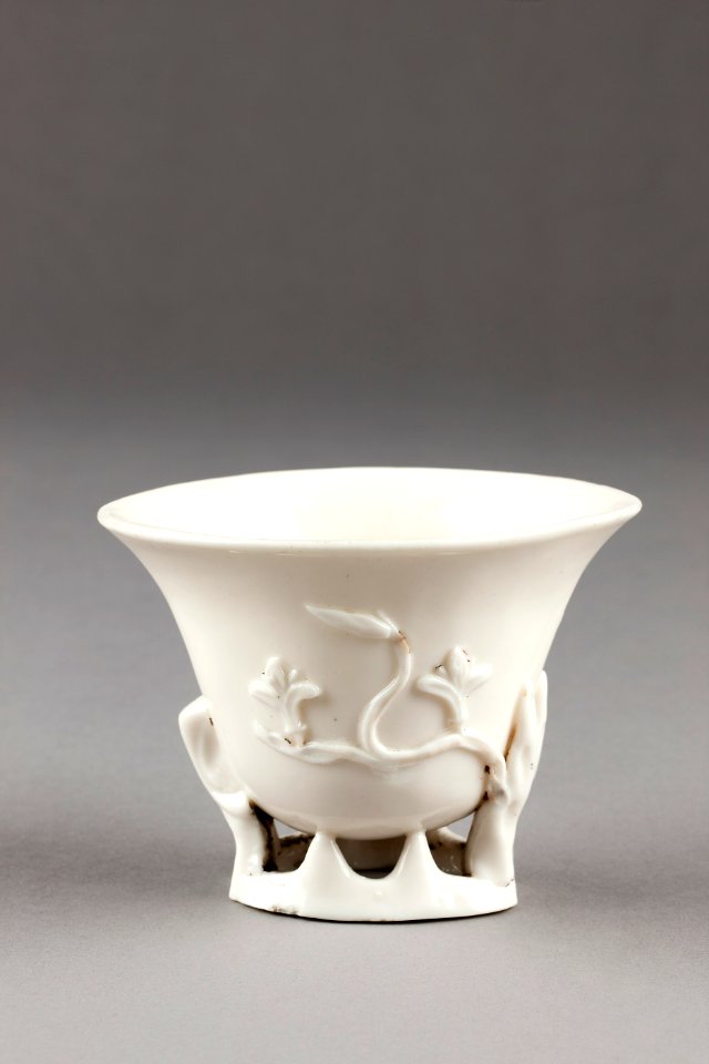 Kinesisk vinbägare i porslin med genombruten fot, från 1600-talet - Hallwylska museet - 95542