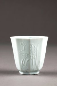 Kinesisk åttasidig kopp gjord i porslin på 1700-talet - Hallwylska museet - 95561 photo