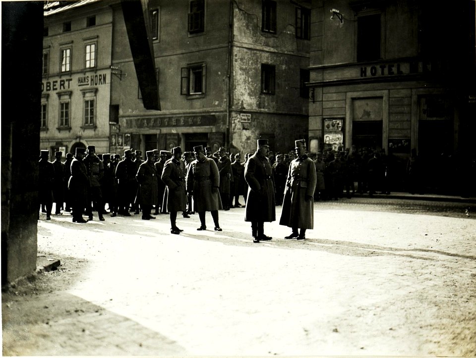 Kirchengang anlässlich des Namensfstes Ihrer Majestät in Anwesenheit Ihrer kaisrl.königl.Hoheiten des Herrn G.d.I. Erzh.Peter Ferdinand und Oberst Erzh.Heinrich sowie des Armeekommandanten, Exellz.G.O (BildID 15499987)