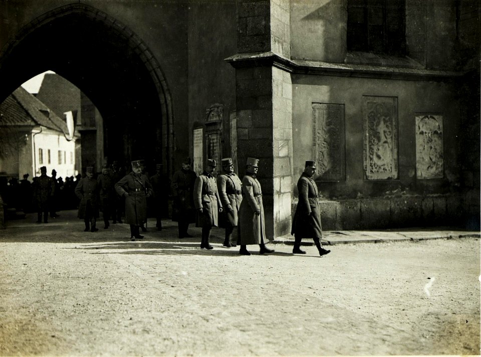 Kirchengang anlässlich des Namensfstes Ihrer Majestät in Anwesenheit Ihrer kaisrl.königl.Hoheiten des Herrn G.d.I. Erzh.Peter Ferdinand und Oberst Erzh.Heinrich sowie des Armeekommandanten, Exellz.G.O (BildID 15500015)