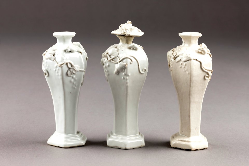 Kinesiska porslinsvaser med dekor av vinrankor, gjorda under Qingdynastin (1644-1912) - Hallwylska museet - 95572
