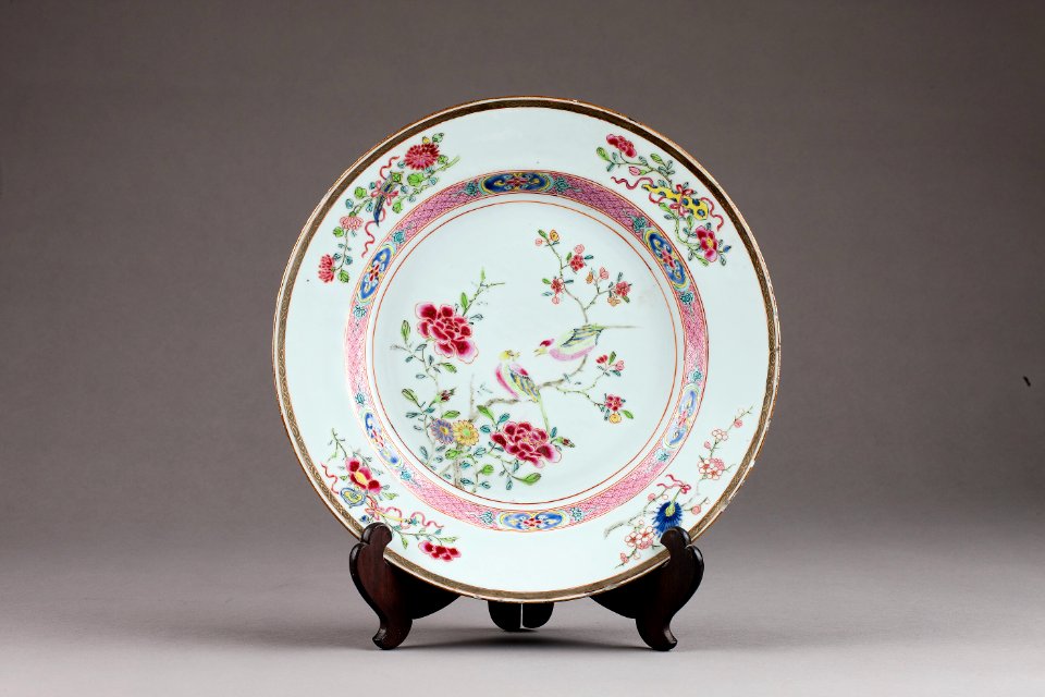 Kinesiskt porslins fat från 1700-talets mitt Qianlong, Qing-dynastin - Hallwylska museet - 95695