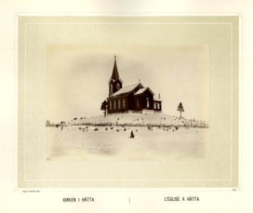 Kirken i Hetta i Finland på en bakketopp med inngjerding rundt. En same sitter i snølandskapet - Norsk folkemuseum - NF.15006-121