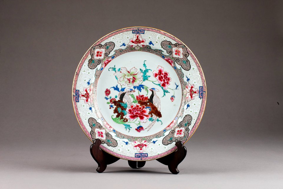 Kinesiskt porslins fat från 1735-1795 Qianlong, Qing-dynastin - Hallwylska museet - 95694