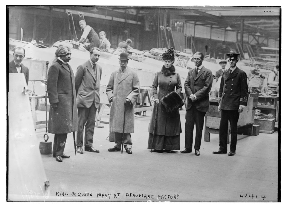 King & Queen Mary at aeroplane factory LCCN2014704838