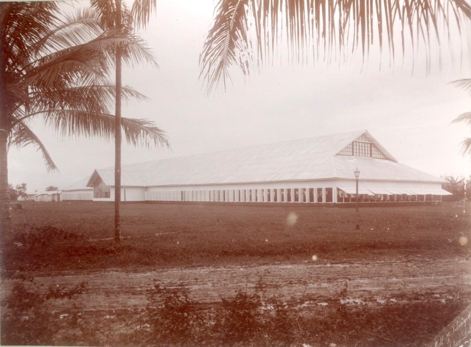 KITLV - 100580 - Stafhell & Kleingrothe - Medan-Deli - Fermentation barn on a tobacco plantation in the east coast of Sumatra - circa 1890