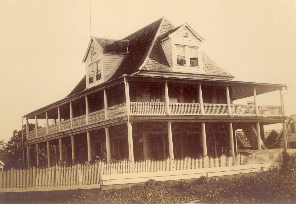 KITLV - 100651 - Chinese club Kong Ngie Tong Sang at the Steenbakkersgracht, Paramaribo - circa 1895
