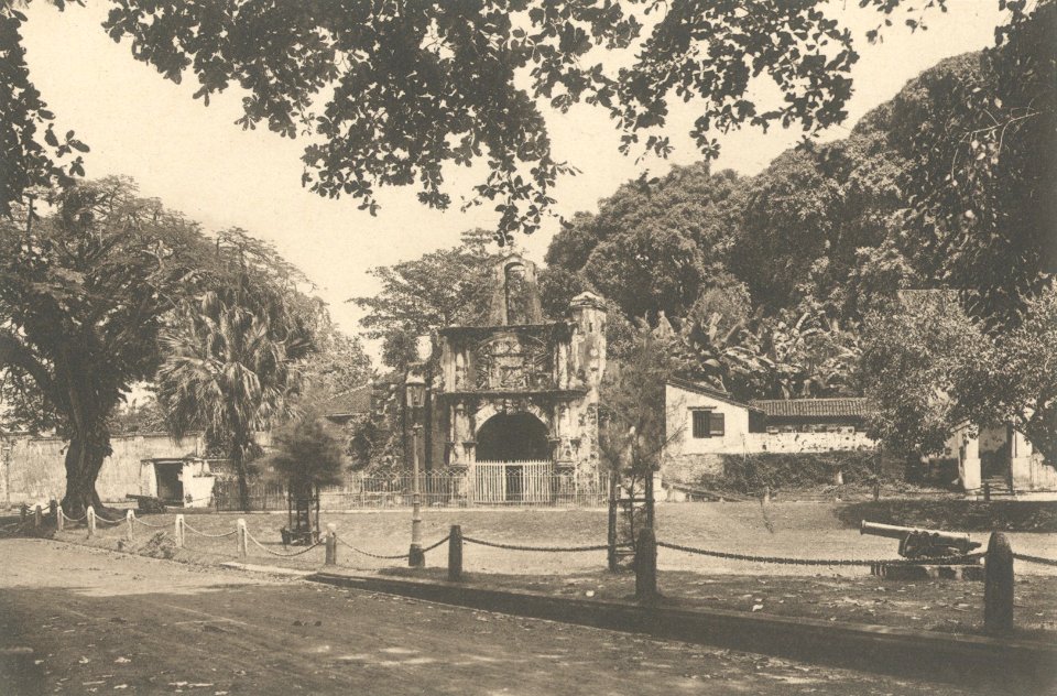 KITLV - 101099 - Kleingrothe, C.J. - Medan - Porta de Santiago of the destroyed fortress A Famosa at Malacca (Melaka) in Malaysia - circa 1905