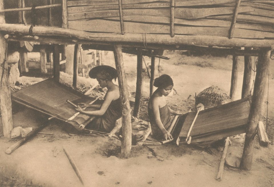 KITLV - 101103 - Kleingrothe, C.J. - Medan - Female weavers of sarongs (sarung), presumably at Lake Toba in Sumatra - circa 1905
