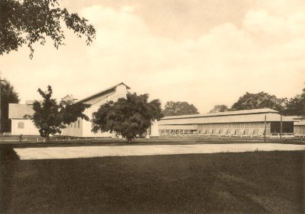 KITLV - 101135 - Kleingrothe, C.J. - Medan - Fermentation barn and sorting shed on a plantation of the Deli Maatschappij (Deli Company), Deli - circa 1905
