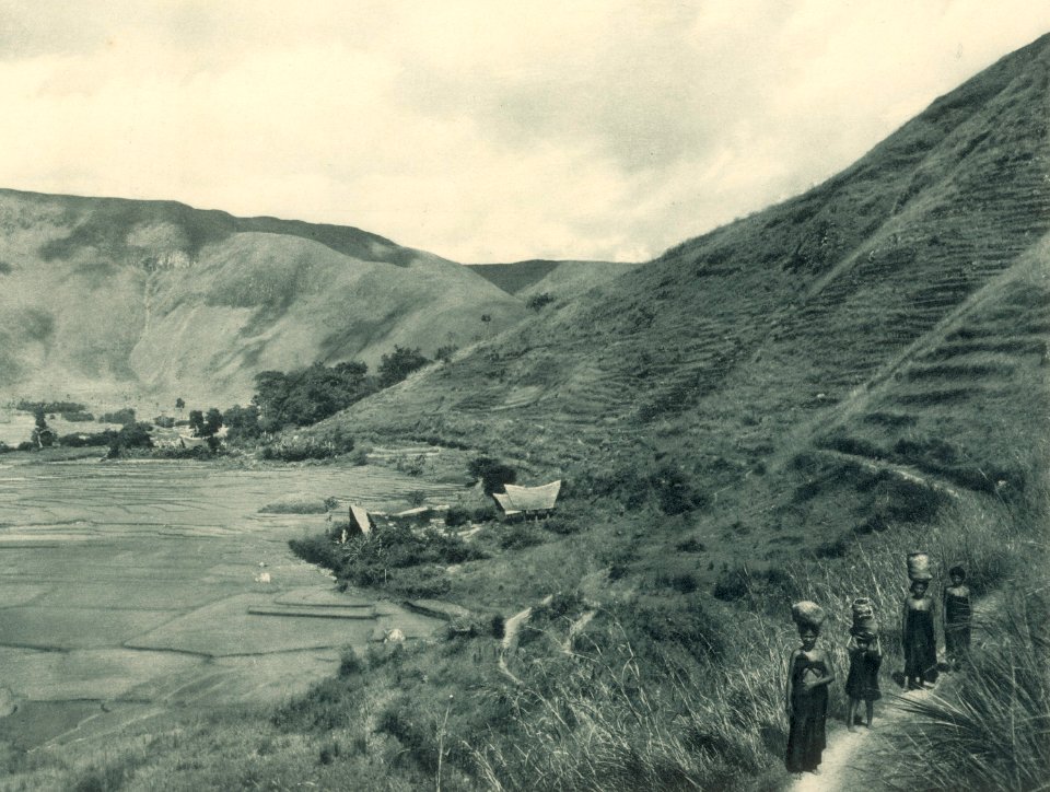 KITLV - 101147 - Kleingrothe, C.J. - Medan - View of Limbung near Lake Toba in Sumatra - circa 1905