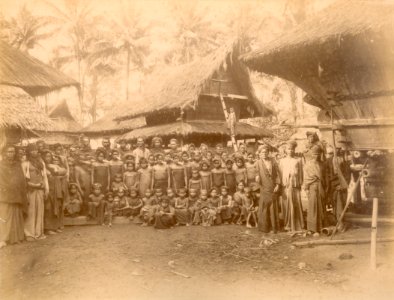 KITLV - 101318 - Kleingrothe, C.J. - Medan - Residents of a Batak village in Sumatra - circa 1880