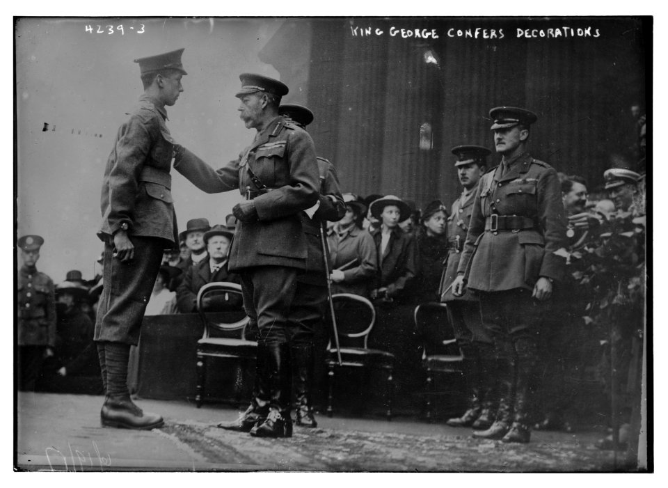King George confers decorations LCCN2014704816