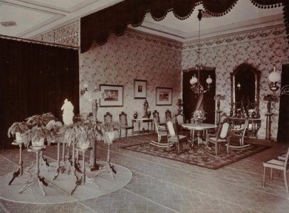 KITLV - 103525 - Kleingrothe, C.J. - Medan & Tandjong Poera - O.K. v. Sumatra - Gallery of the house of mr. M. J. Contingent, Principal Administrator at the plantation Padang Bulan of the Amsterdam Deli Company in Medan - 1897-1903