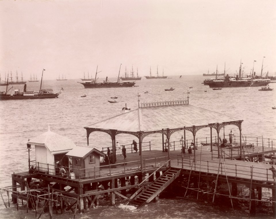 KITLV - 103750 - Johnston's pier at Singapore - circa 1890