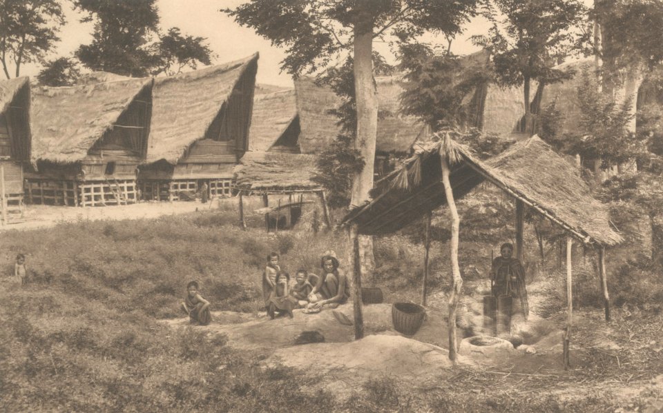 KITLV - 101097 - Kleingrothe, C.J. - Medan - Family at a lime kilns, presumably in a village on Samosir - circa 1905