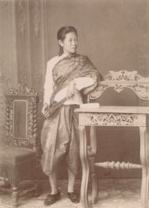 KITLV - 103783 - Woman in Singapore - circa 1890