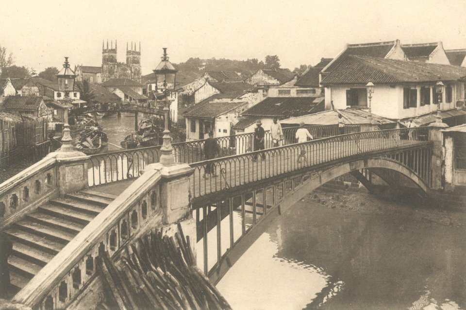 KITLV - 101101 - Kleingrothe, C.J. - Medan - Footbridge at Malaka and in the background the St. Francis Xavier's Church - circa 1905