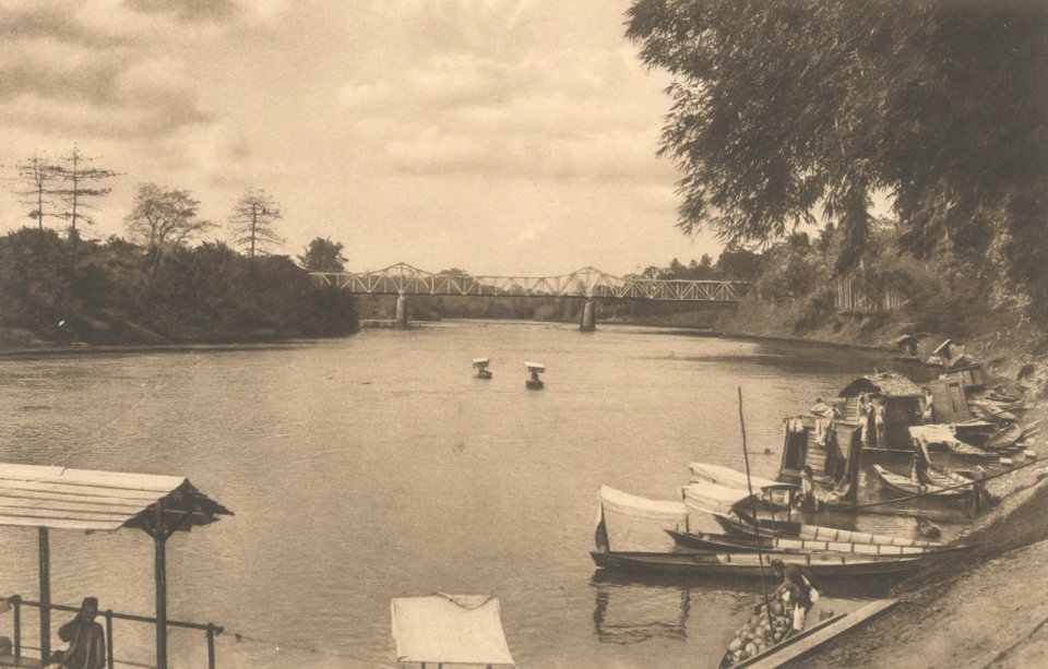 KITLV - 101105 - Kleingrothe, C.J. - Medan - Dock for canoes on the Tamiang at Kuala Simpang - circa 1905