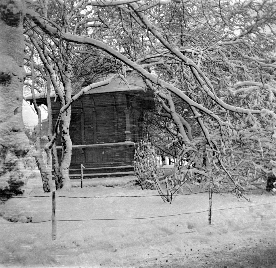 Kioski talvisella Esplanaadilla - N1996 (hkm.HKMS000005-000001by)