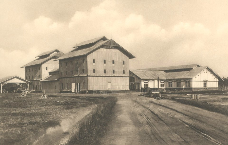KITLV - 101121 - Kleingrothe, C.J. - Medan - Rubber factory in Tanjung Kassau in Sumatra - circa 1905