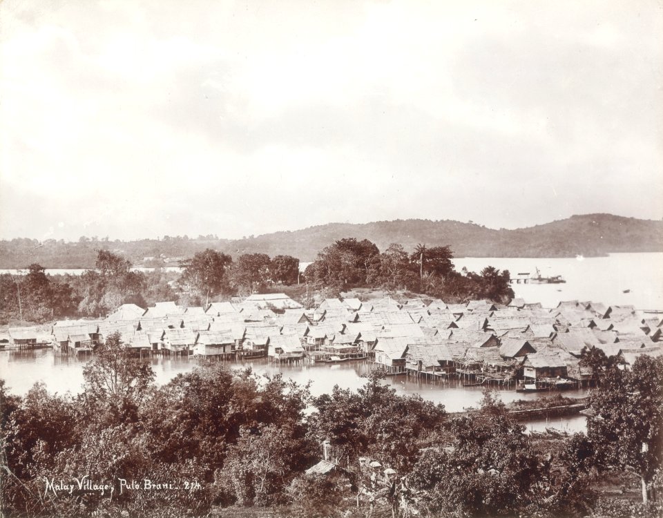 KITLV - 105809 - Lambert & Co., G.R. - Singapore - Malay village on the island of Pulau Brani near Singapore - circa 1900