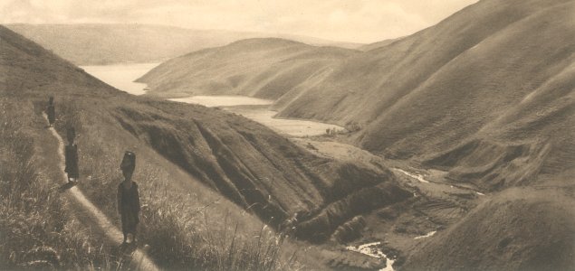 KITLV - 101145 - Kleingrothe, C.J. - Medan - Road above the river from Boho to Limbung near Lake Toba in Sumatra - circa 1905