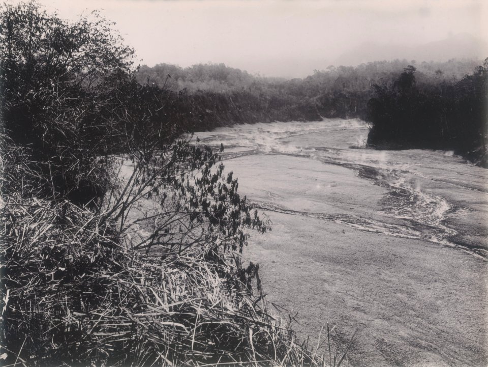 KITLV - 106026 - Kurkdjian, Ohannes - Evaporation of the Kali Semut after the eruption of Gunung Kelud, East Java - 1901