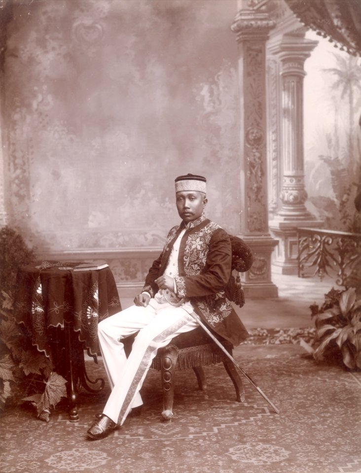 KITLV - 101320 - Kleingrothe, C.J. - Medan - Maamoon al-Rashid Perkasa Alamsjah, Sultan of Deli, presumably at Medan, Sumatra - circa 1880