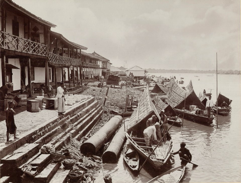KITLV - 106126 - Lambert & Co., G.R. - Singapore - Proa harbor in the Air Musi at Palembang - circa 1900