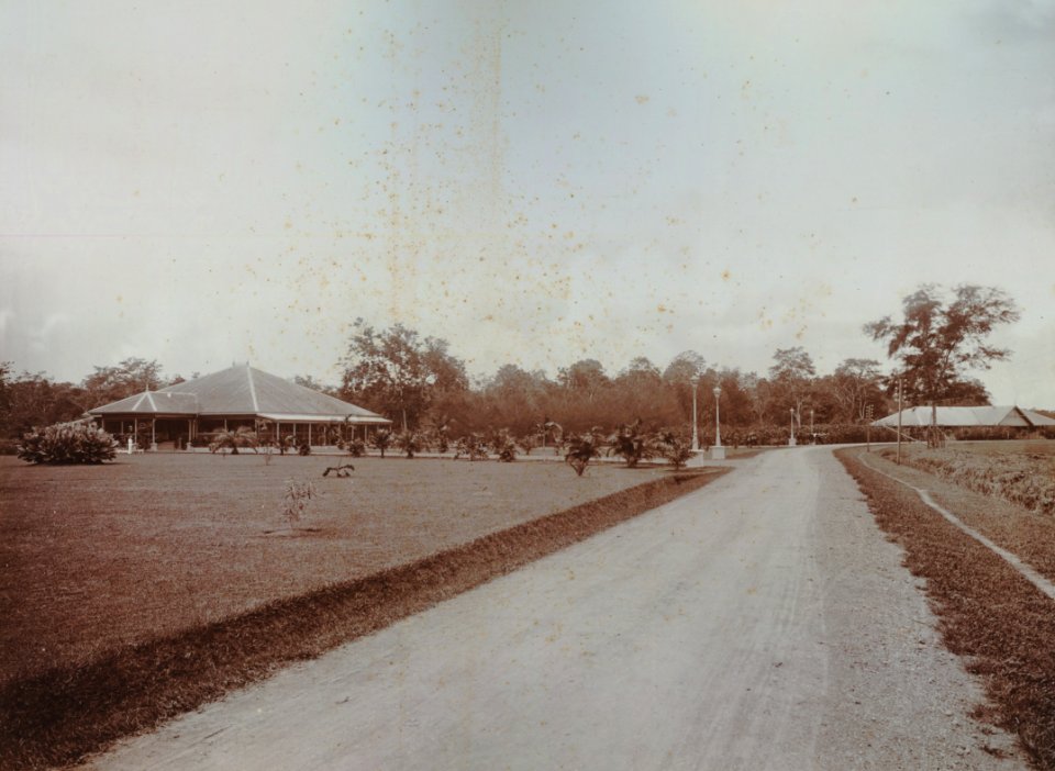 KITLV - 103523 - Kleingrothe, C.J. - Medan and Tandjong Poera - Road past the house of mr. M. J. Contingent, plantation Padang Bulan, Amsterdam Deli Company, Medan, Sumatra - 1897-1903
