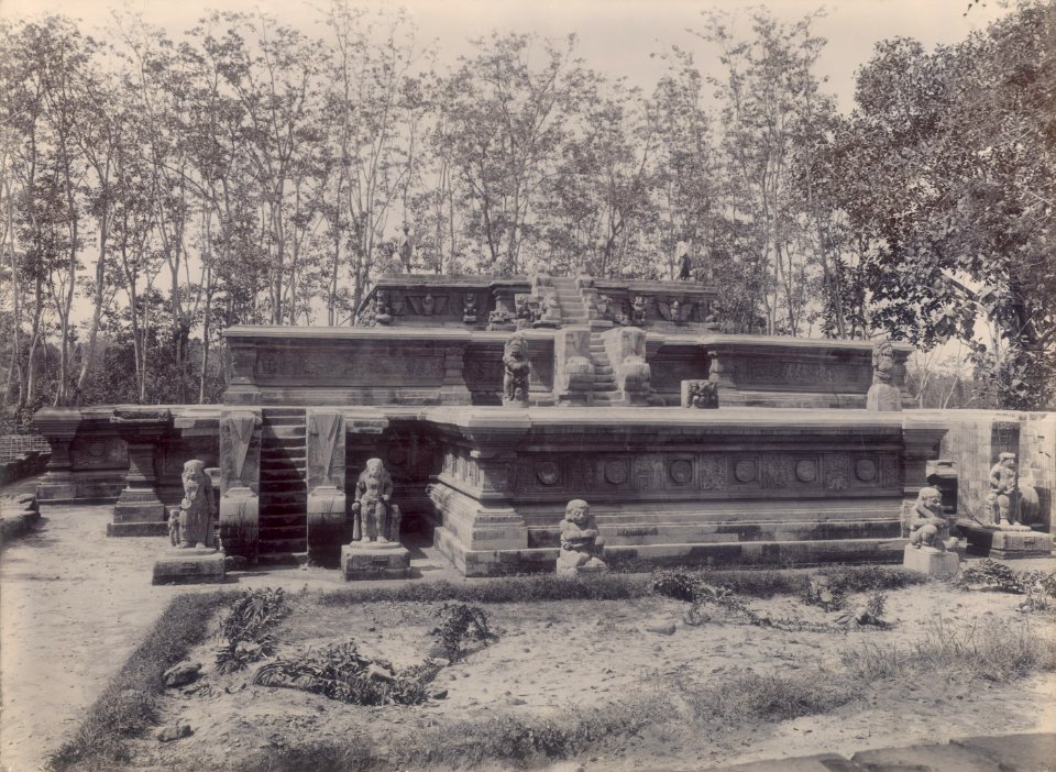 KITLV - 107243 - Kurkdjian, Ohannes - Temple complex Panataran near Blitar - circa 1901