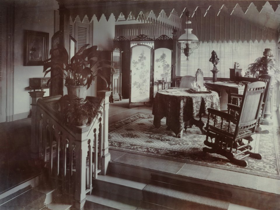 KITLV - 103528 - Kleingrothe, C.J. - Medan & Tandjong Poera - O.K. v. Sumatra - Gallery of the house of mr. M.J. Tiele, administrator of the plantation Padang Bulan of the Amsterdam Deli Company in Medan - 1897-1903