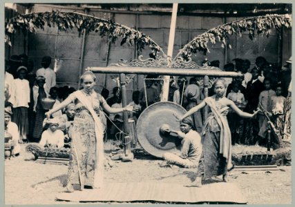 KITLV - 10830 - Kurkdjian - Soerabaja - Female dancers from Surabaya at the pasar malam in Surabaya - 1905-1906