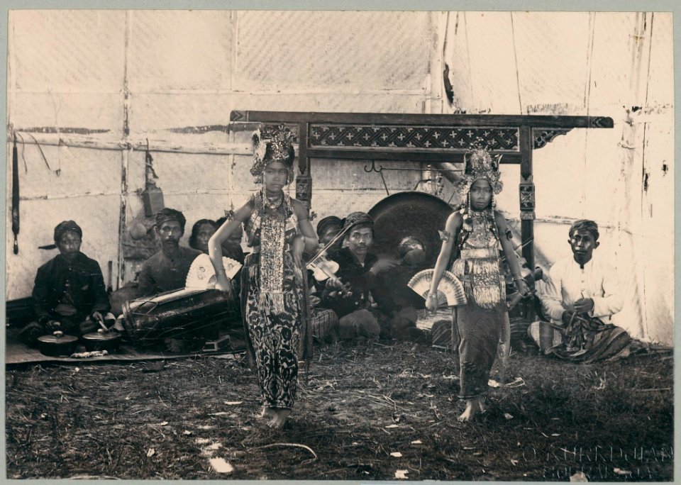 KITLV - 10834 - Kurkdjian - Soerabaja - Balinese dancers at the pasar malam in Surabaya - 1905-1906